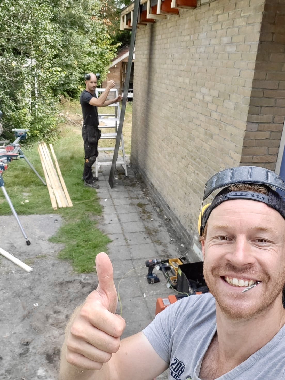 Bos Bouwt en Bos Hoveniers aan het werk